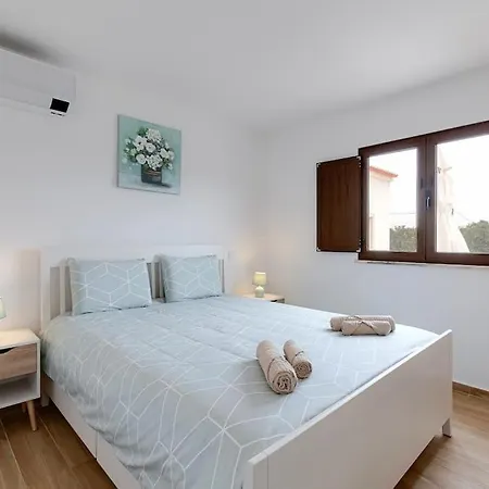 Sobral - Moradia Com Piscina Aquecida Para 10 A 12 Min De Armacao Porches (Algarve)